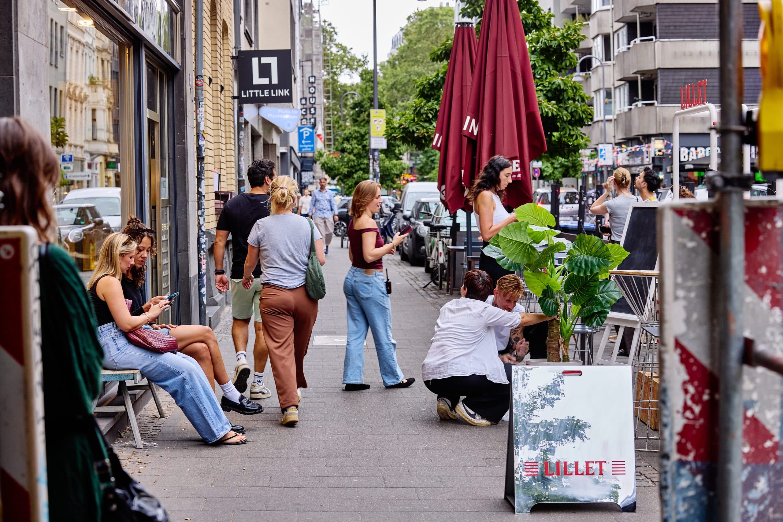 Belebte Szene im Quartier in Köln-Deutz